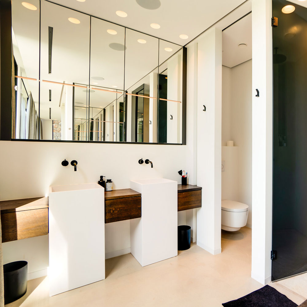 Minimalist functional refined bathroom in luxury villa Mallorca**  wäre:  ---  **Minimalistisches, funktionales und edles Badezimmer in einer Luxusvilla auf Mallorca