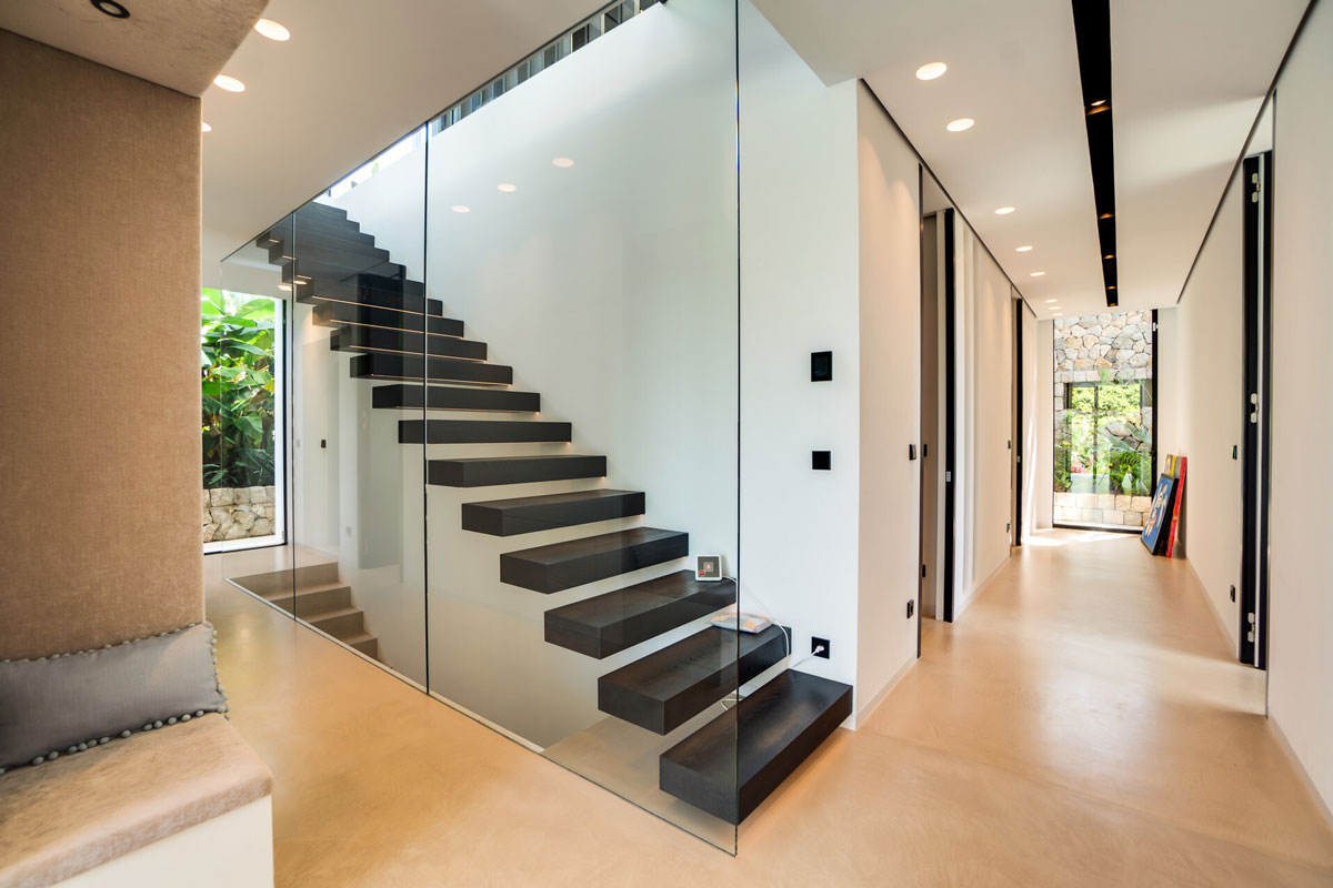 Freitragende Design-Treppe mit Glaswand in moderner Villa auf Mallorca