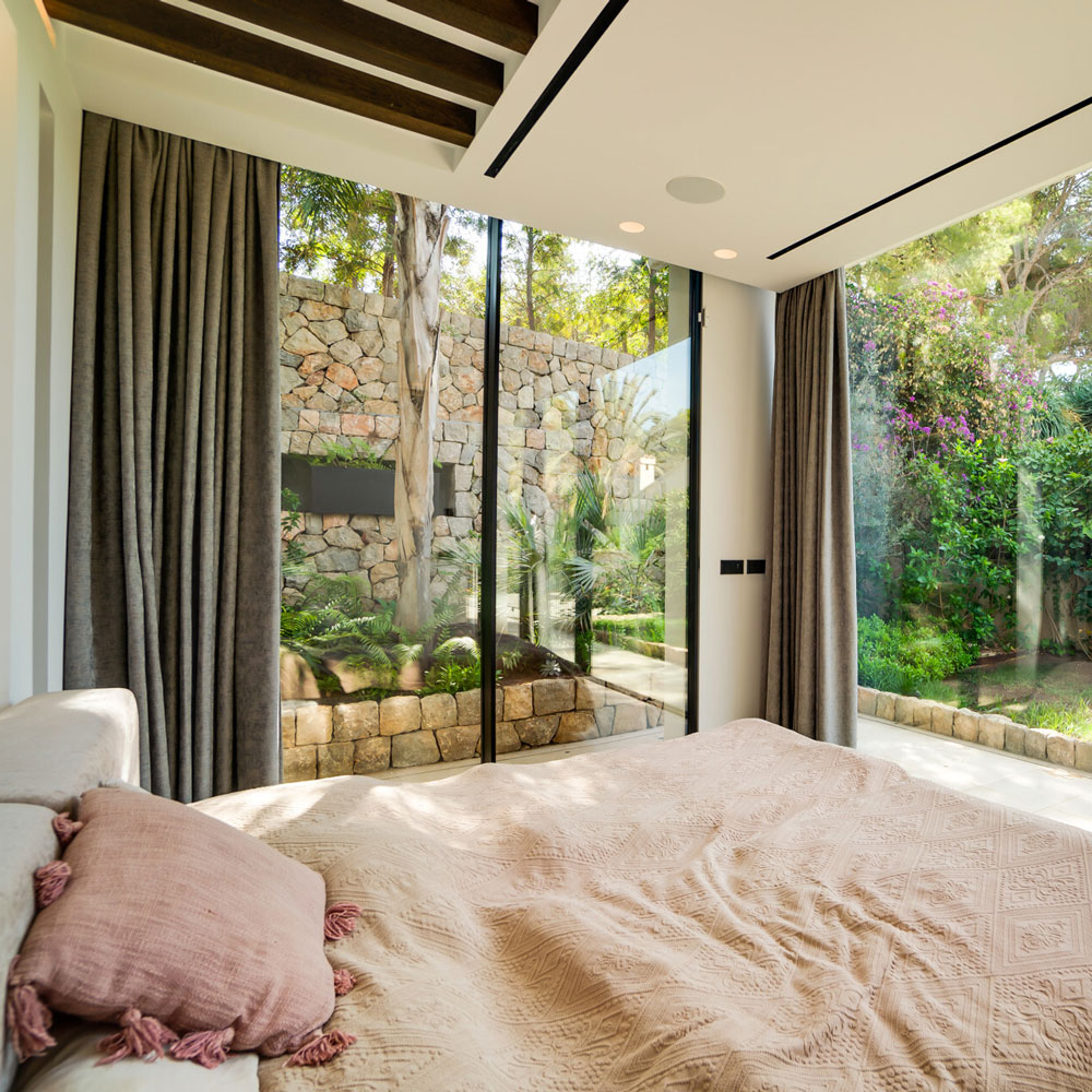 Lichtdurchflutetes Schlafzimmer mit Gartenblick in luxuriöser Villa Mallorca
