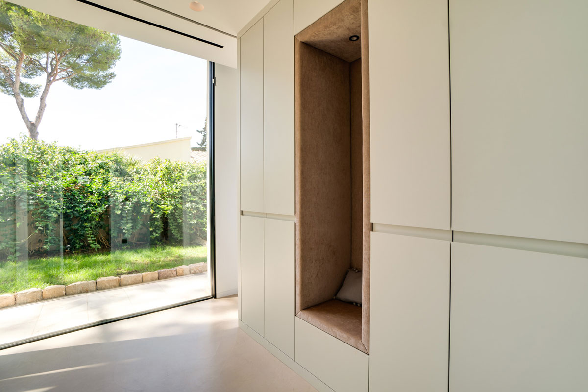 Integrierte Sitznische mit Blick ins Grüne in hochwertiger Villa auf Mallorca