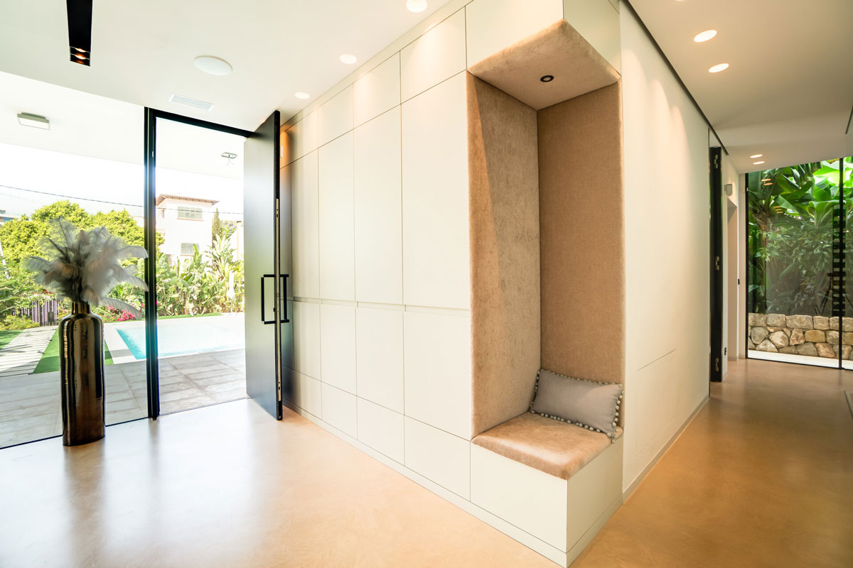 Lichtdurchflutete Lounge mit bodentiefen Fenstern und Blick ins Grüne in Luxusvilla Mallorca