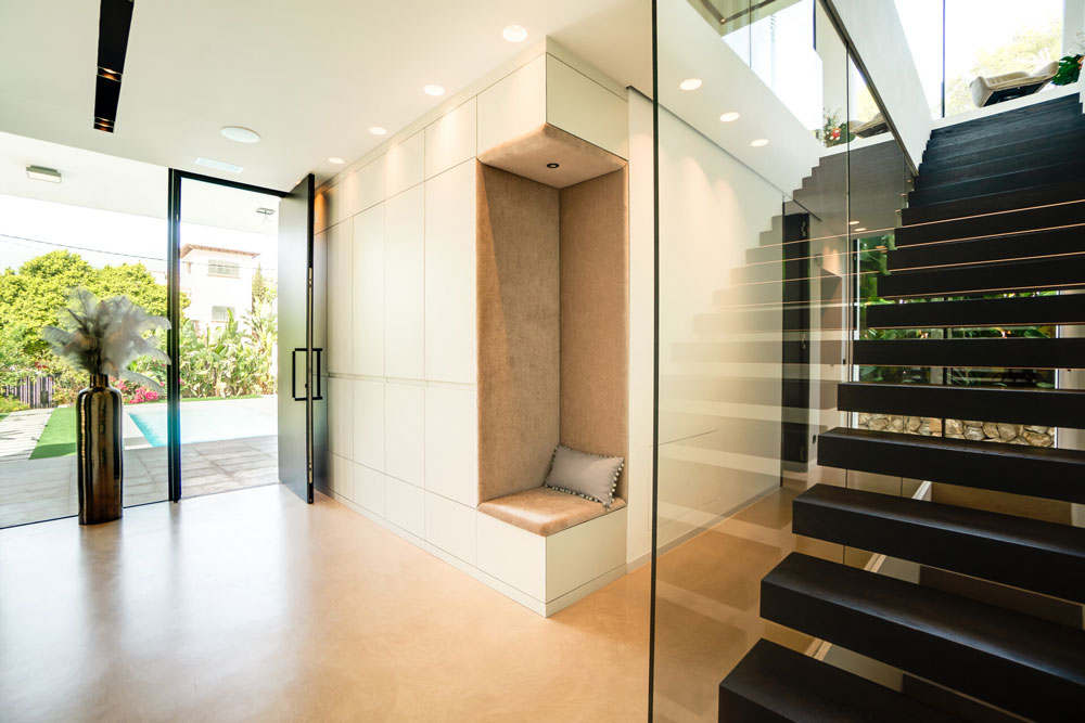 Eleganter Eingangsbereich mit Sitznische und Design-Treppe in luxuriösem Neubau auf Mallorca